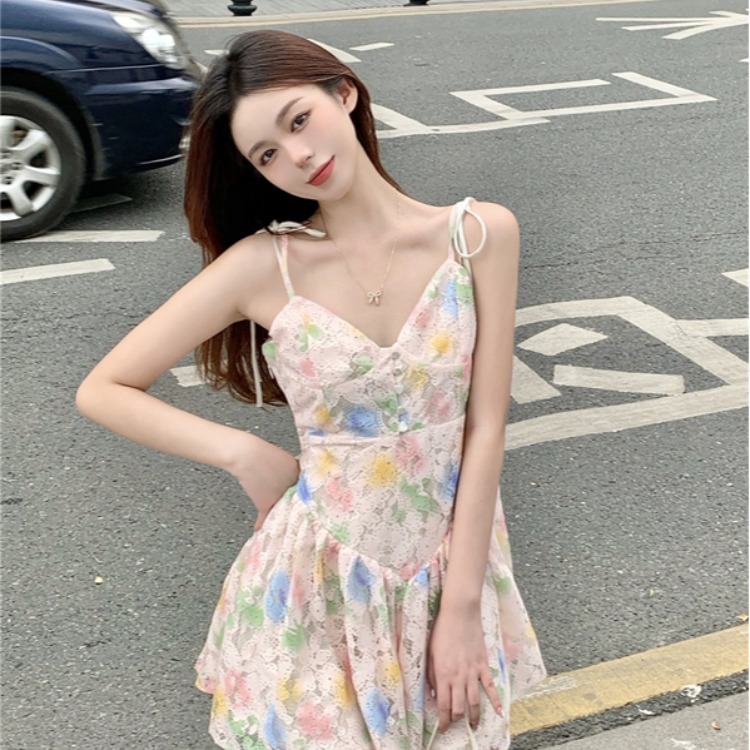 茶歇法式蕾丝可爱仙气甜辣妹吊带连衣裙女春夏又纯又欲复古短裙