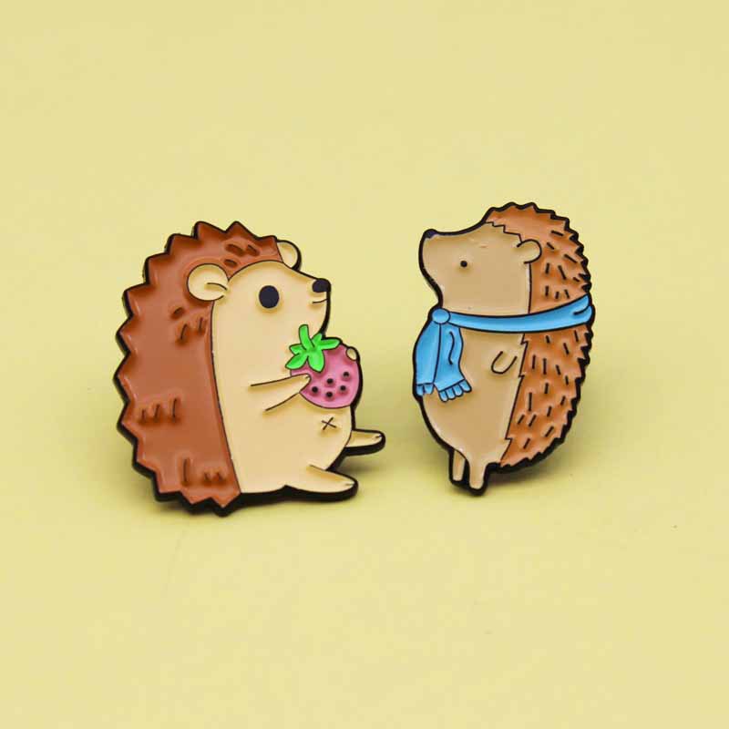 卡通可爱小动物好朋友徽章 小刺猬抱草莓 交朋友时尚胸针饰品