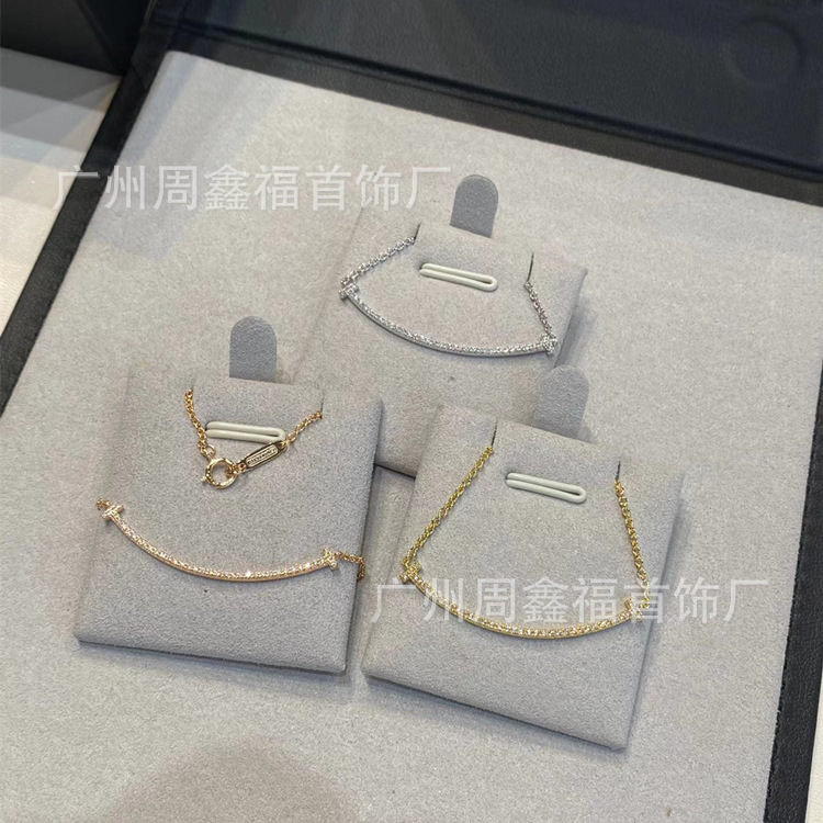 V Gold High-End Jewelry Small Skirt Necklace Female Fritillary Smile Light Luxury Small Waist Spring Clavicle Chain