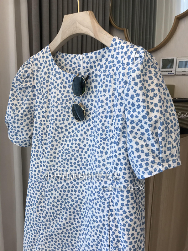 巨好看~清新洋气蓝白碎花圆领短袖直筒连衣裙女