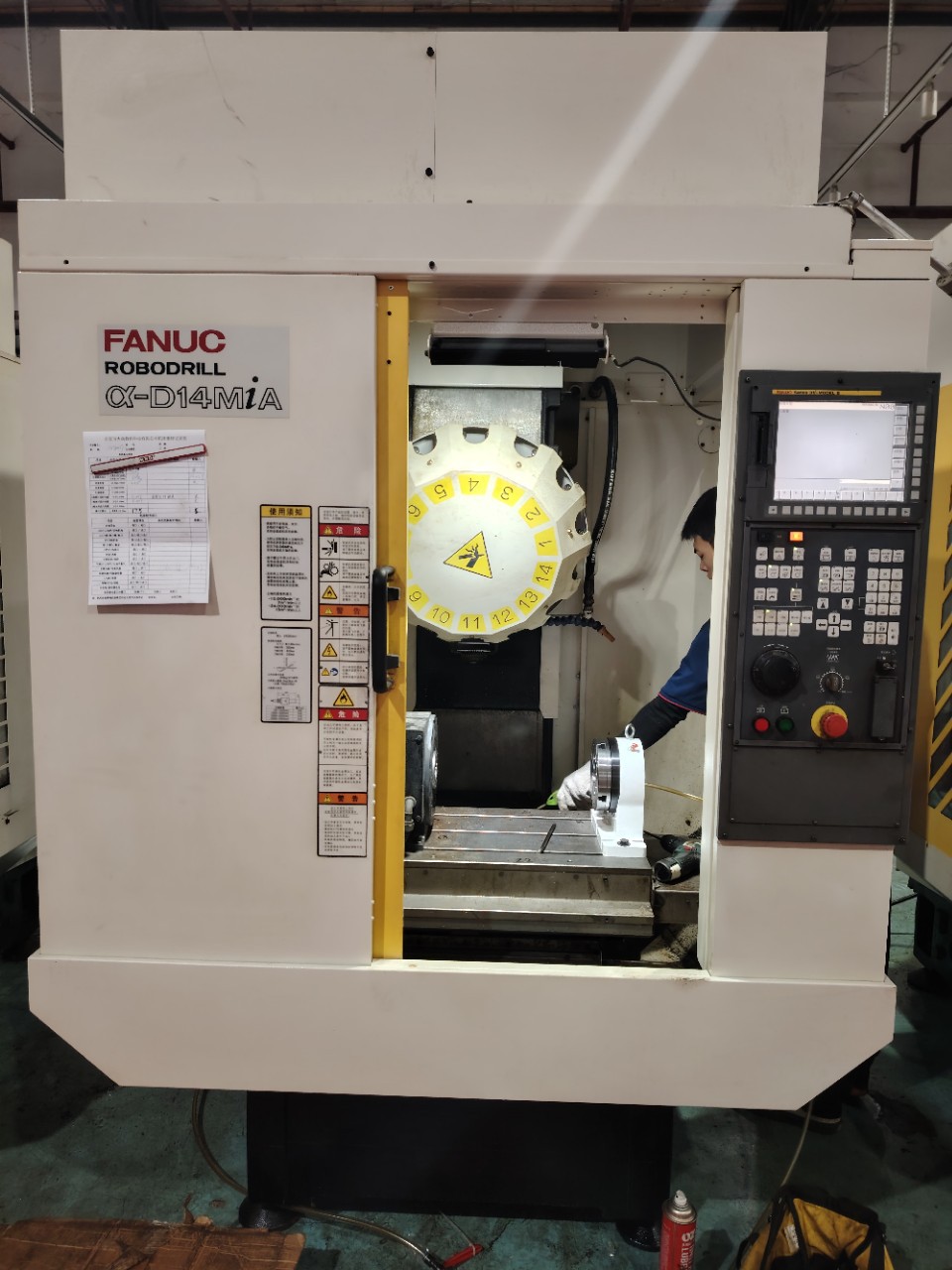 小黄机fanuc钻攻机14把刀主轴24000转31i的系统高紧密度加工中心
