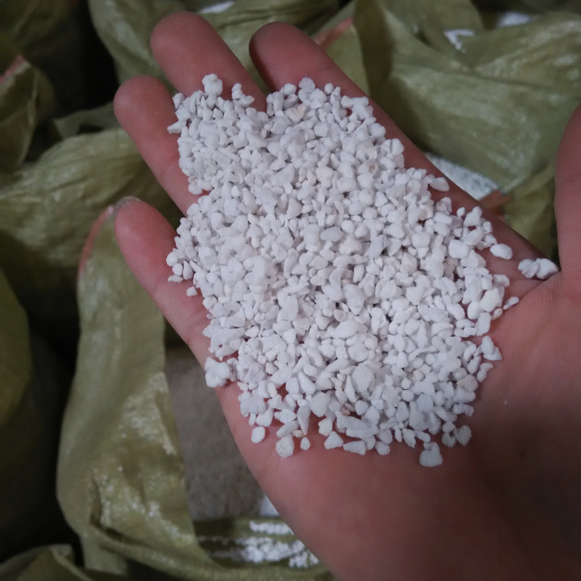 厂家供应建筑工地内外墙保温砂桨防火门板保温板用硬质料珍珠岩