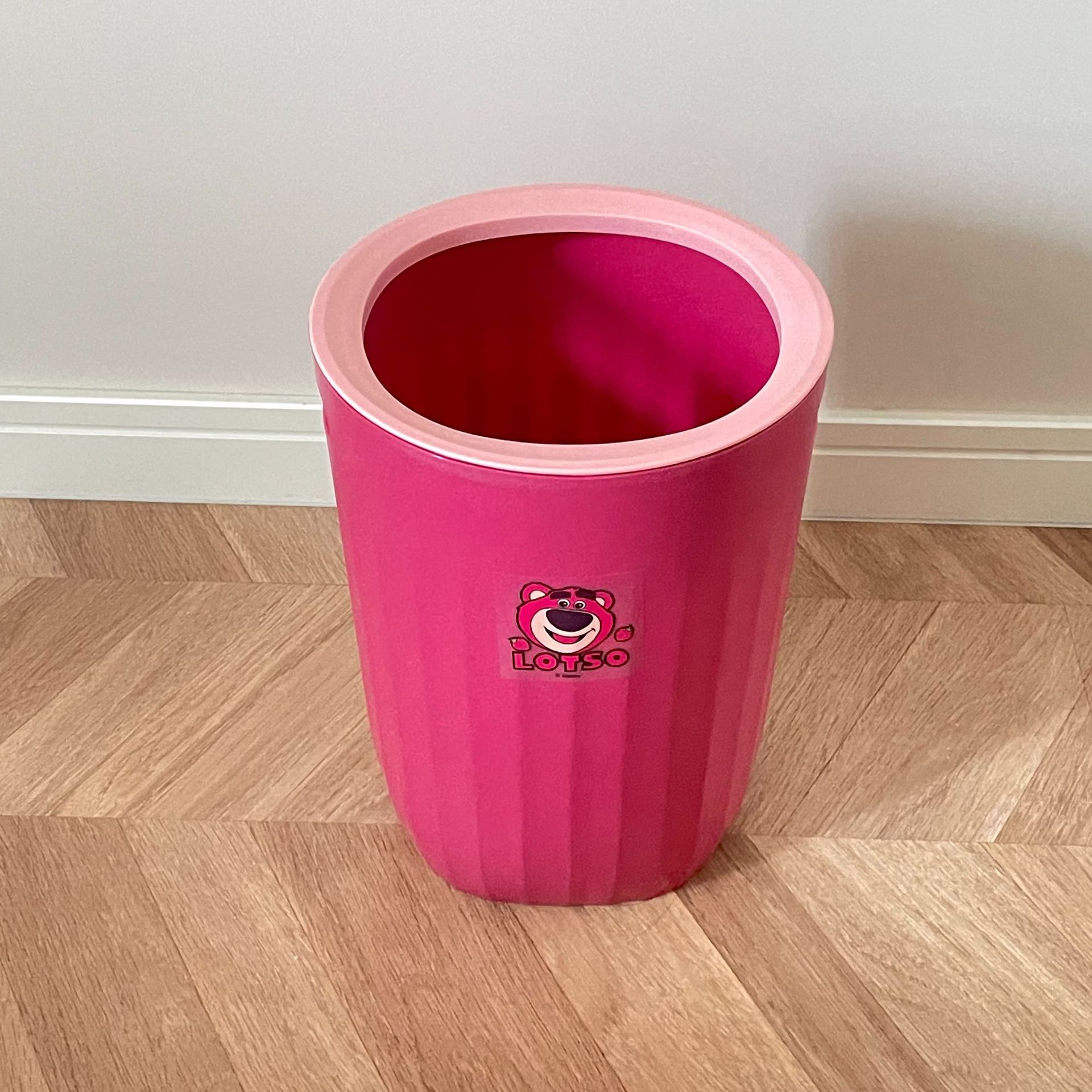 正版草莓熊垃圾桶家用2024新款卡通纸篓客厅卧室高颜值大号收纳桶