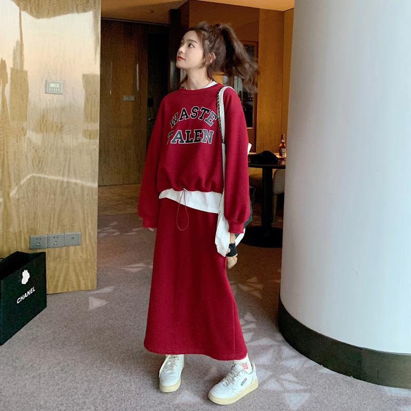 活泼减龄红色卫衣套装女2023春秋新款气质高级感休闲半身裙两件套