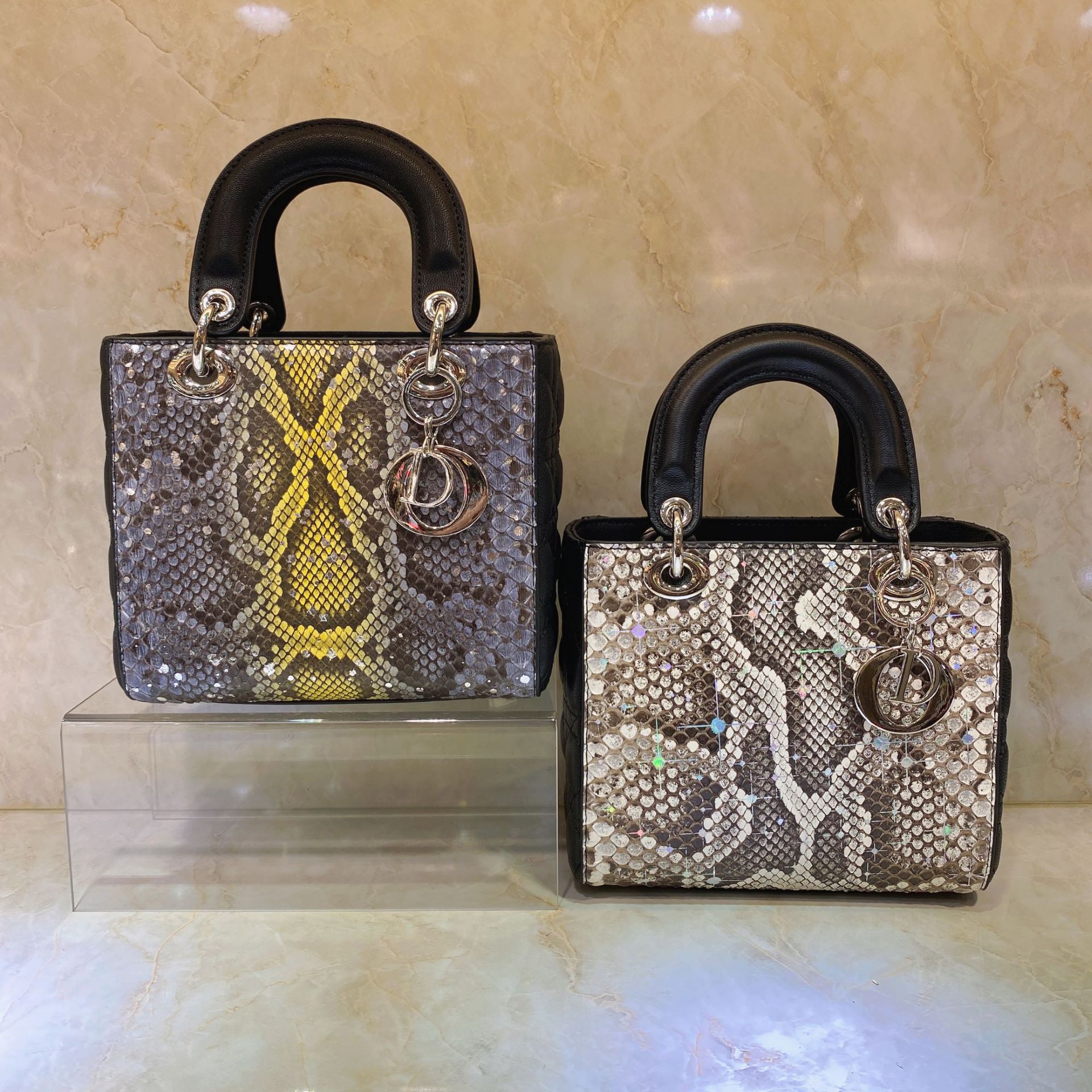 2个颜色蟒蛇皮女包系列,精致简约而不简单,标志性的蛇头五金搭配稀有