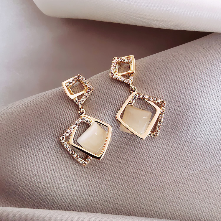 Gold Plated Silver Needle Zircon Pearl Flower Fritillary Earrings Simple and Stylish Earrings Elegant High-Grade Earrings for Women