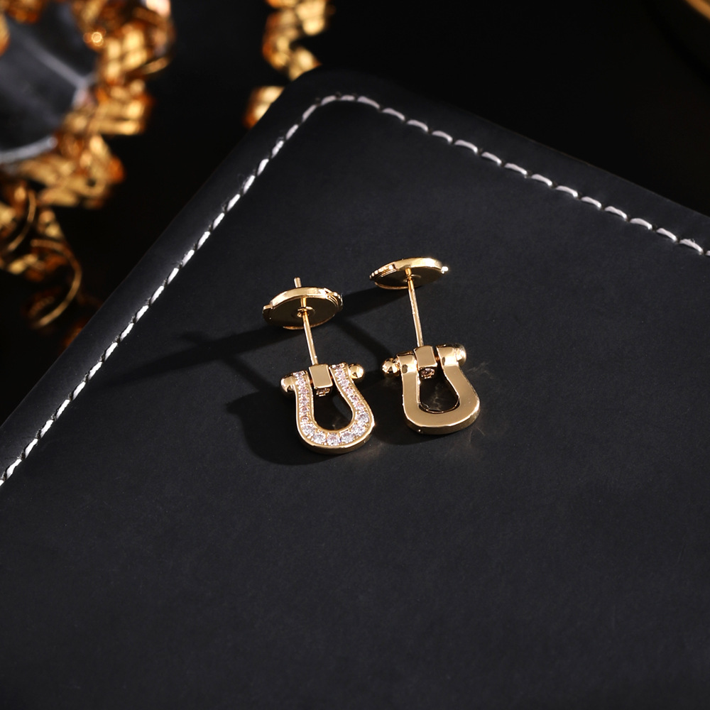 925银 真金18k电镀满钻马蹄扣小耳钉气质轻奢小众设计耳环女-阿里巴巴
