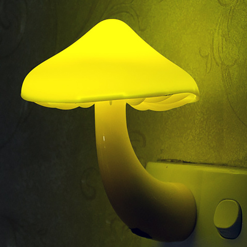 蘑菇光控小夜灯 黄色光感应 床头台灯 光控插座小夜灯跨境供货