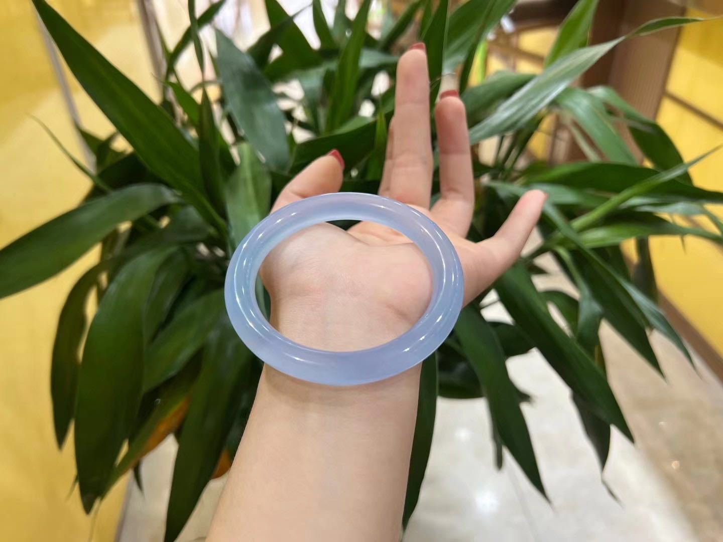 天然高冰蓝色玛瑙手镯冰透起光胖圆条女镯蓝色海洋土耳其蓝玉髓