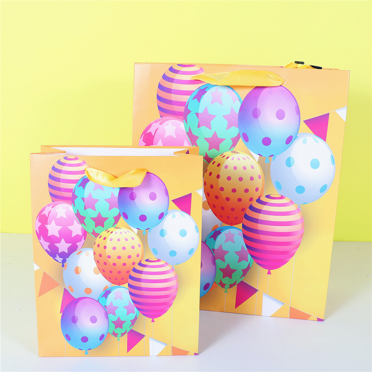 Yiwu Source Manufacturer Colorful Balloon Pattern Paper White Card Handbag Birthday Party Gift Bag Handbag