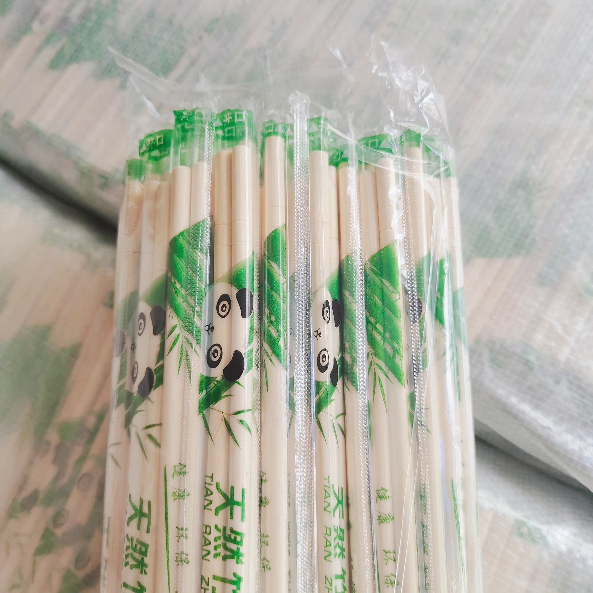 一次性筷子厂家批发熊猫竹筷餐饮店筷子包装家用卫生圆筷餐具套装