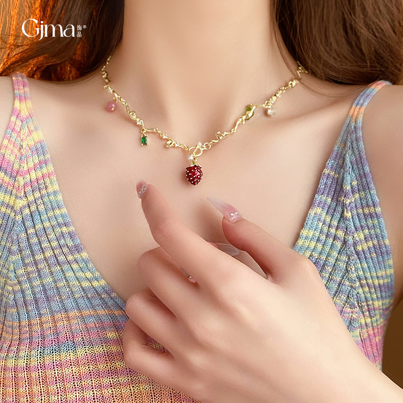 Korean Ins Diamond Strawberry Necklace Sweet Fresh Clavicle Chain Fashion All-Match High Sense Necklace Wholesale Women