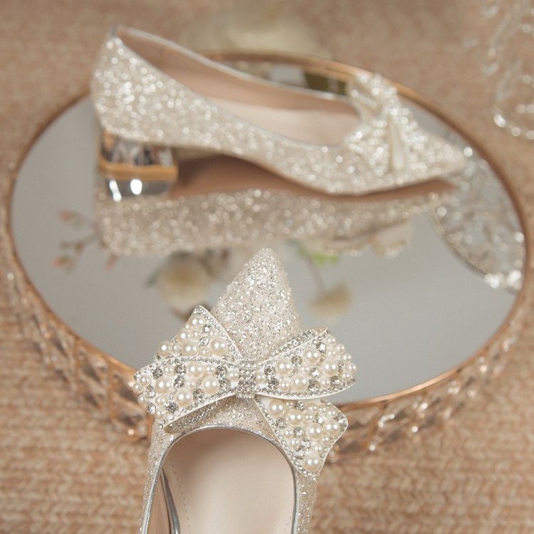 平底婚鞋女2023新款尖头新娘水晶鞋粗跟亮片伴娘鞋浅口单鞋-阿里巴巴