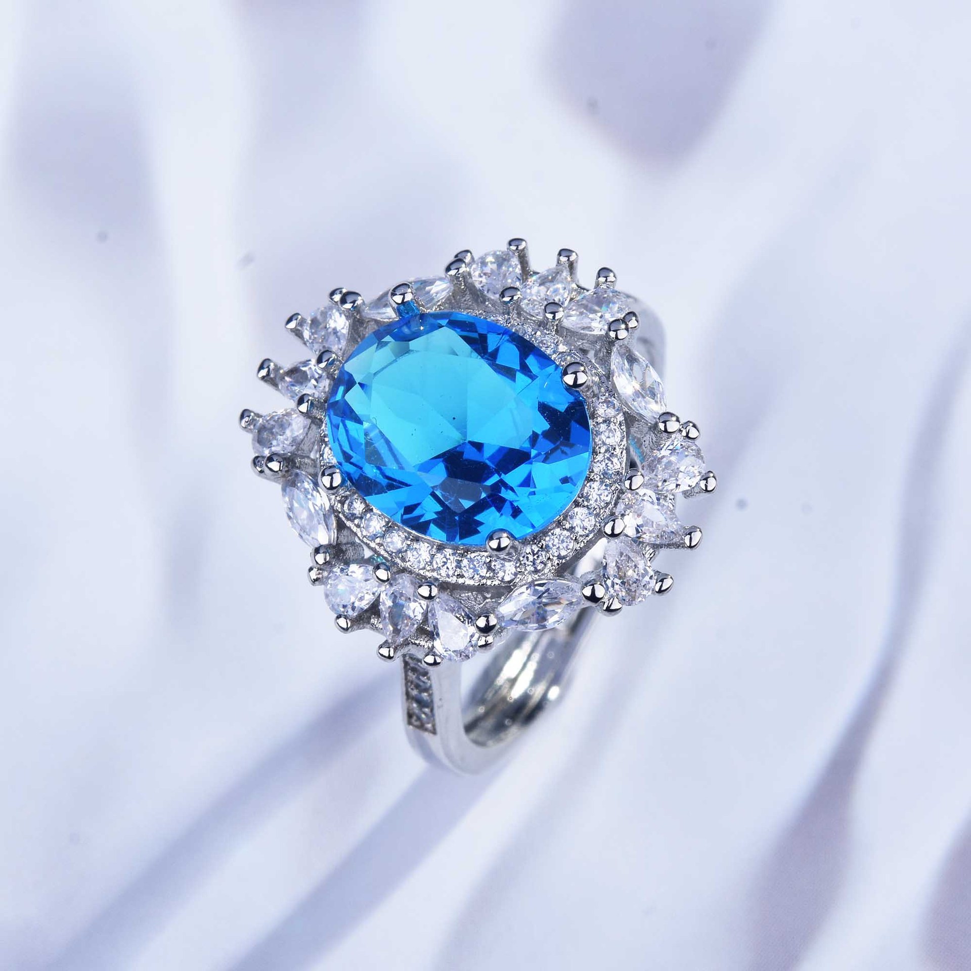 抖音直播爆款大克拉仿天然瑞士托帕蓝戒指奢华满钻高碳钻公爵女戒