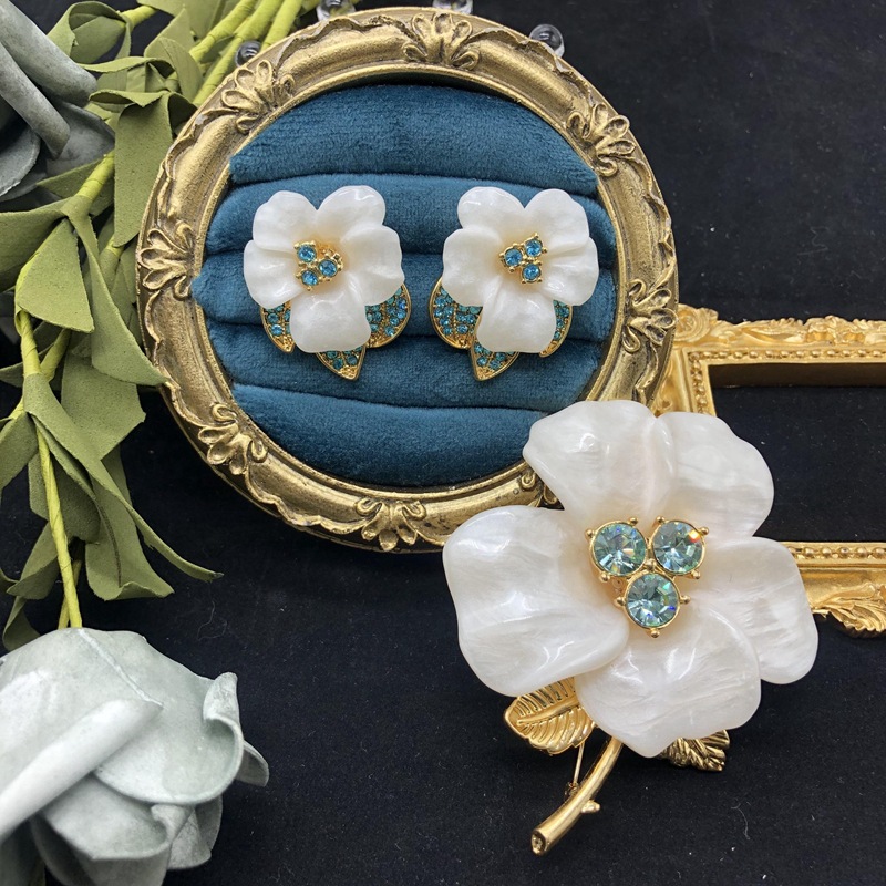 Pastoral Style Earrings Pin White Flower Inlaid Sapphire Antique Style Gold Plated Earrings Ear Clip Brooch Set