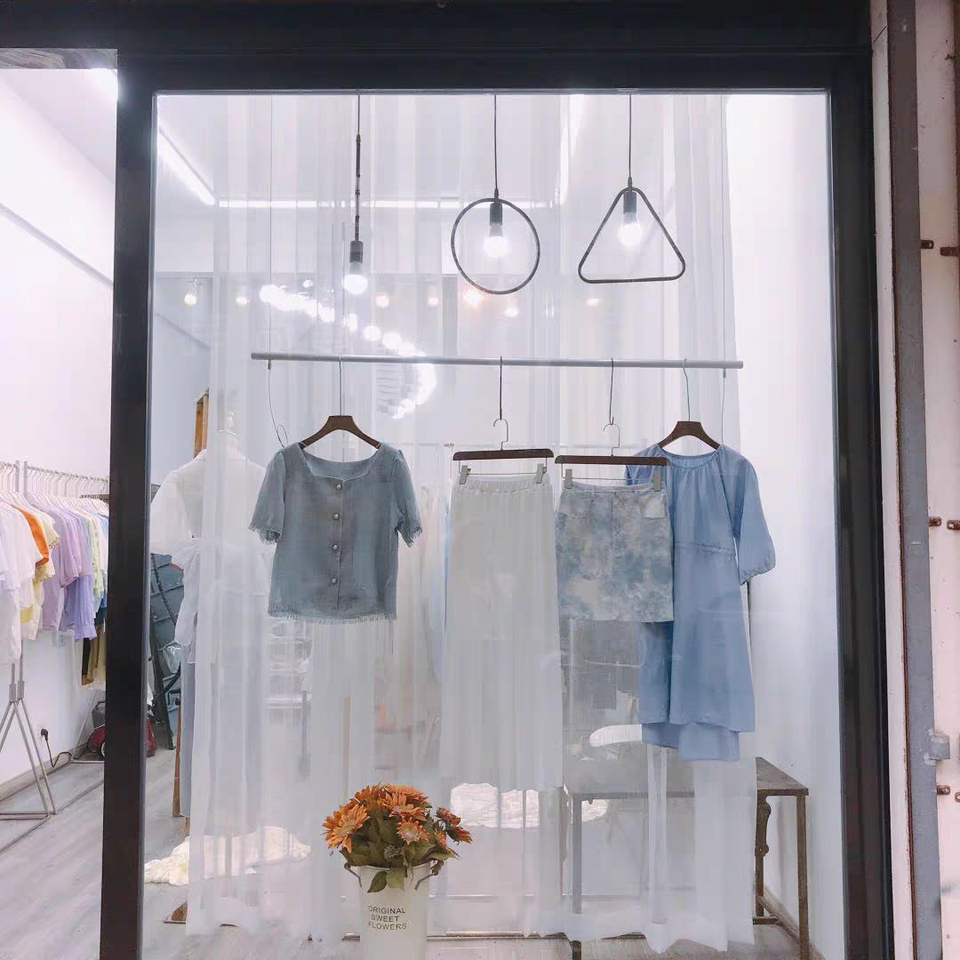 服装店橱窗百叶帘别墅橱窗现代网红模特背景窗帘展厅舞蹈室白纱帘