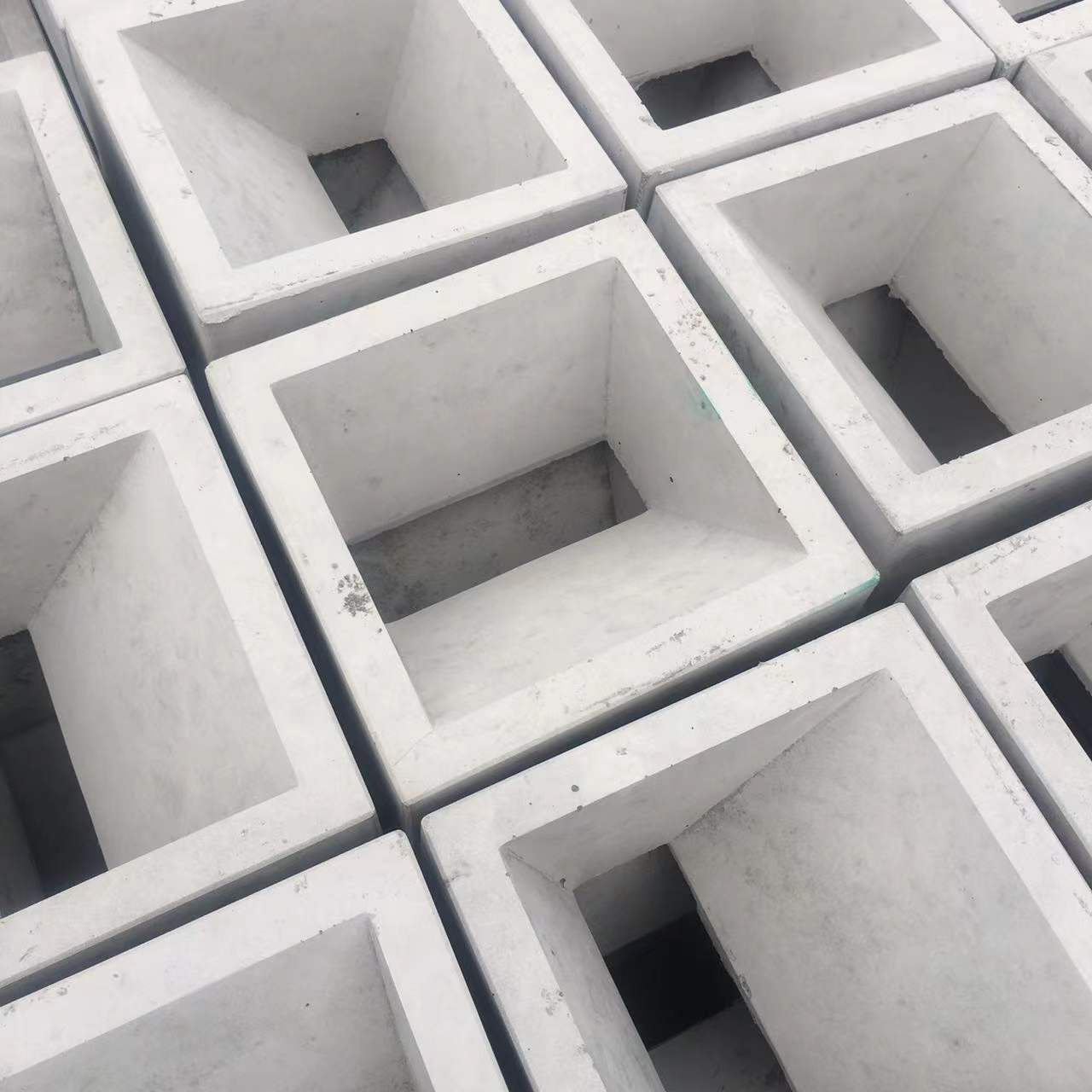 水泥空心砖斜孔装饰艺术