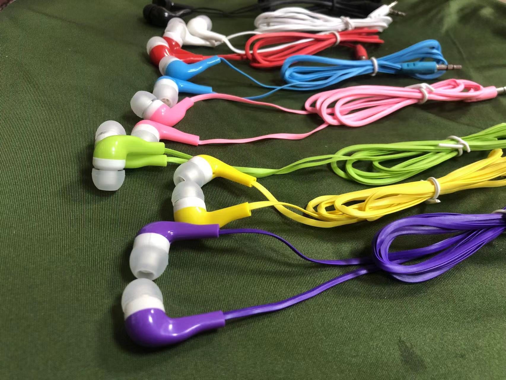 in-Ear MP3 Headphones without Clip Color Promotion Flat Floss Flat Cable Simple Headphones with Beautiful Color Matching