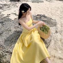 复古黄色收腰吊带连衣裙女夏夏季2022新款海边度假温柔性感长裙子