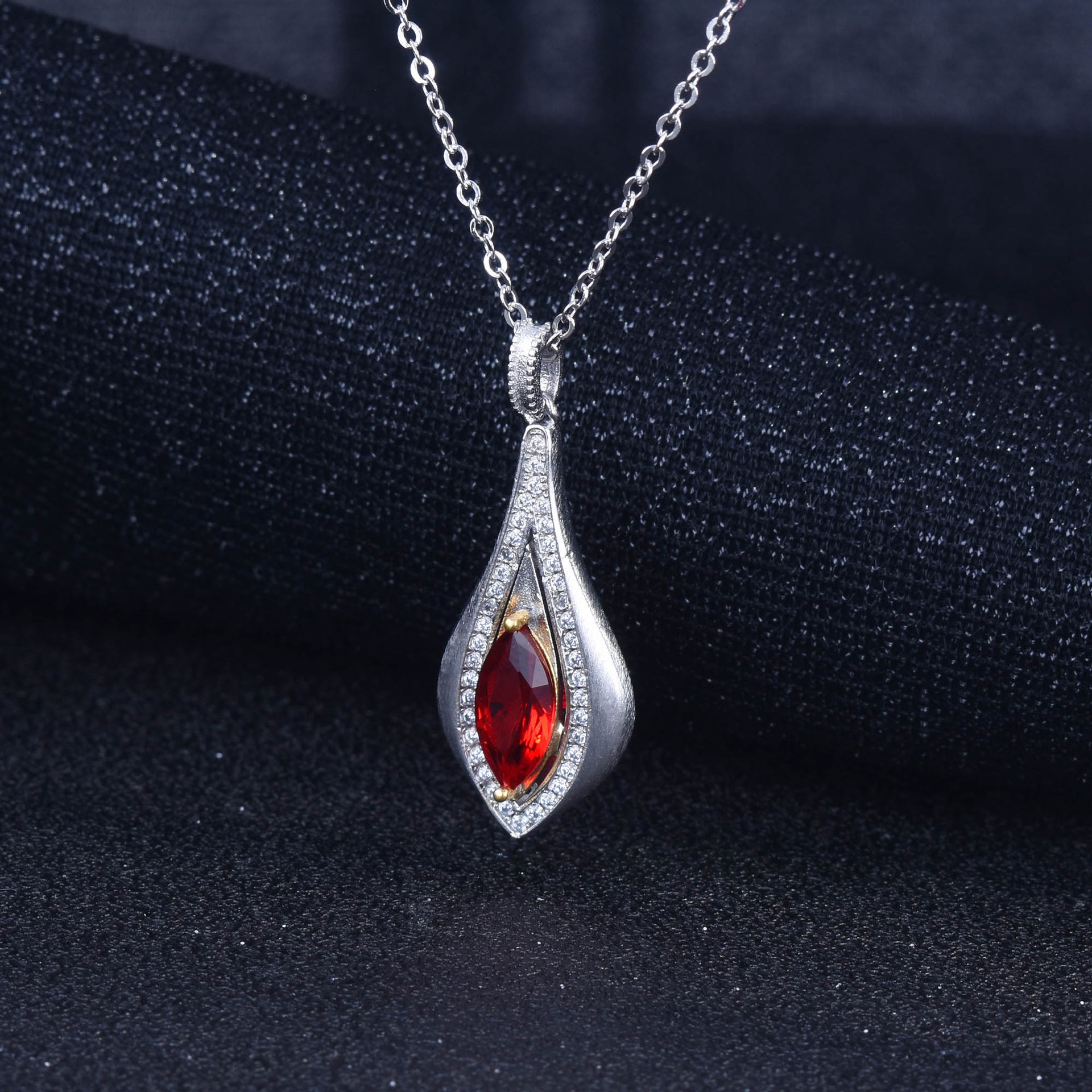 新款意大利拉丝工艺仿真鸽血红宝石吊坠 镶嵌马眼双色电镀项链女