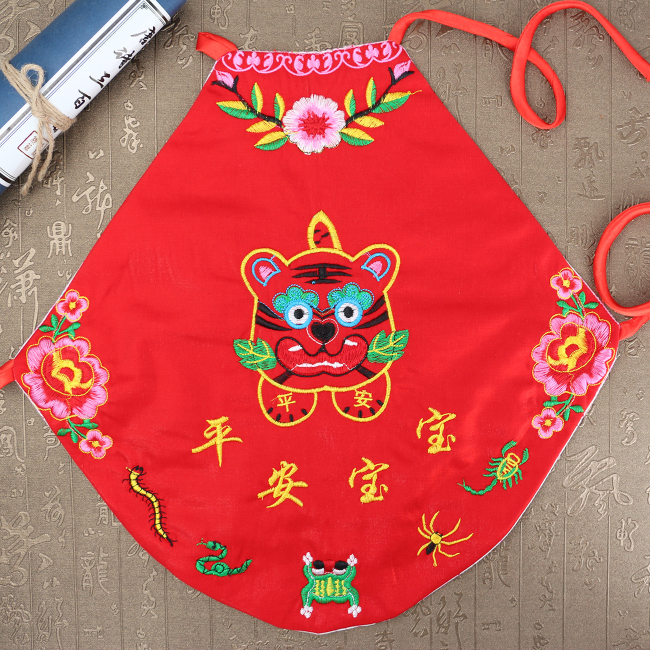 夏季宝宝刺绣肚兜 婴幼儿透气排汗棉布围兜儿 满月生日抓周拍照