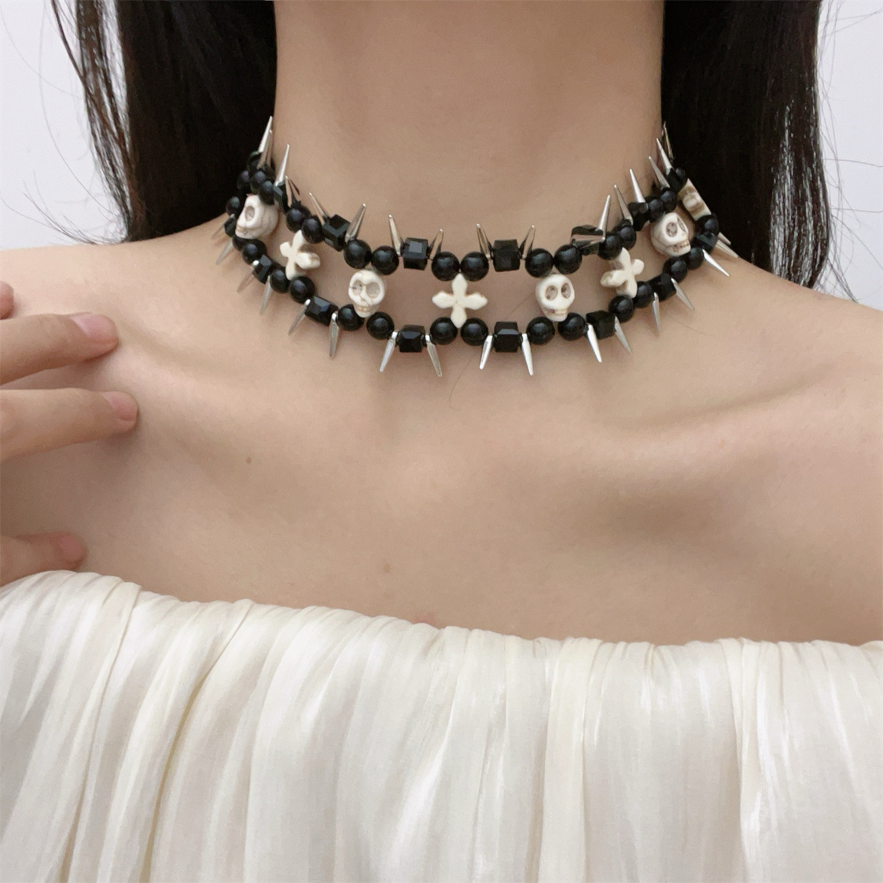朋克黑色珍珠锁骨链女配饰新款十字架骷髅镂空荆棘哥特风铆钉项链