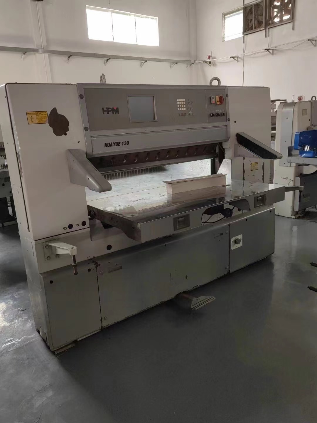 1300电脑切纸机-华岳1300裁切机-大屏幕高速切纸机-伺服电脑液压