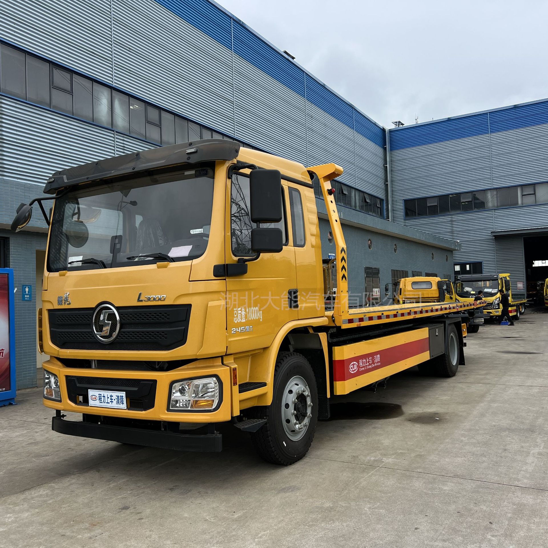 跨境出口一拖二道路清障车 液压道路救援 陕汽多功能拖车清障带吊