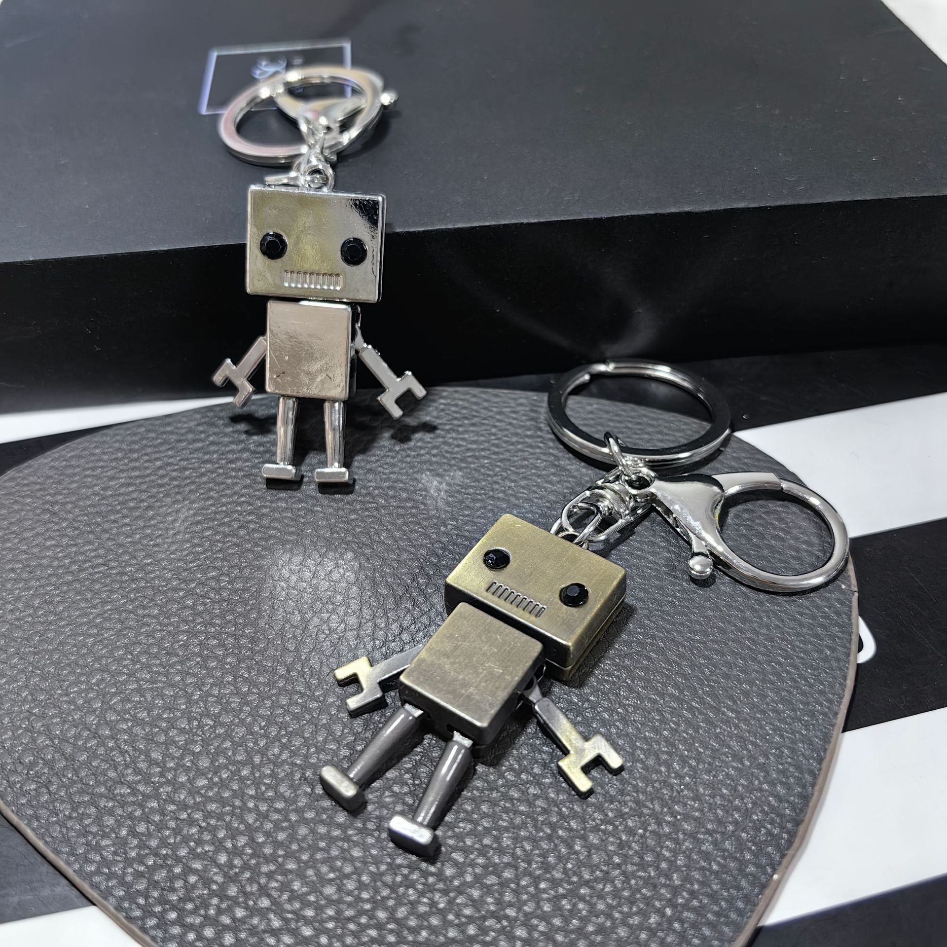 Cross-Border Hot Alloy Carton Robot Car Key Ring Big Head Movable Robot Keychain Pendant