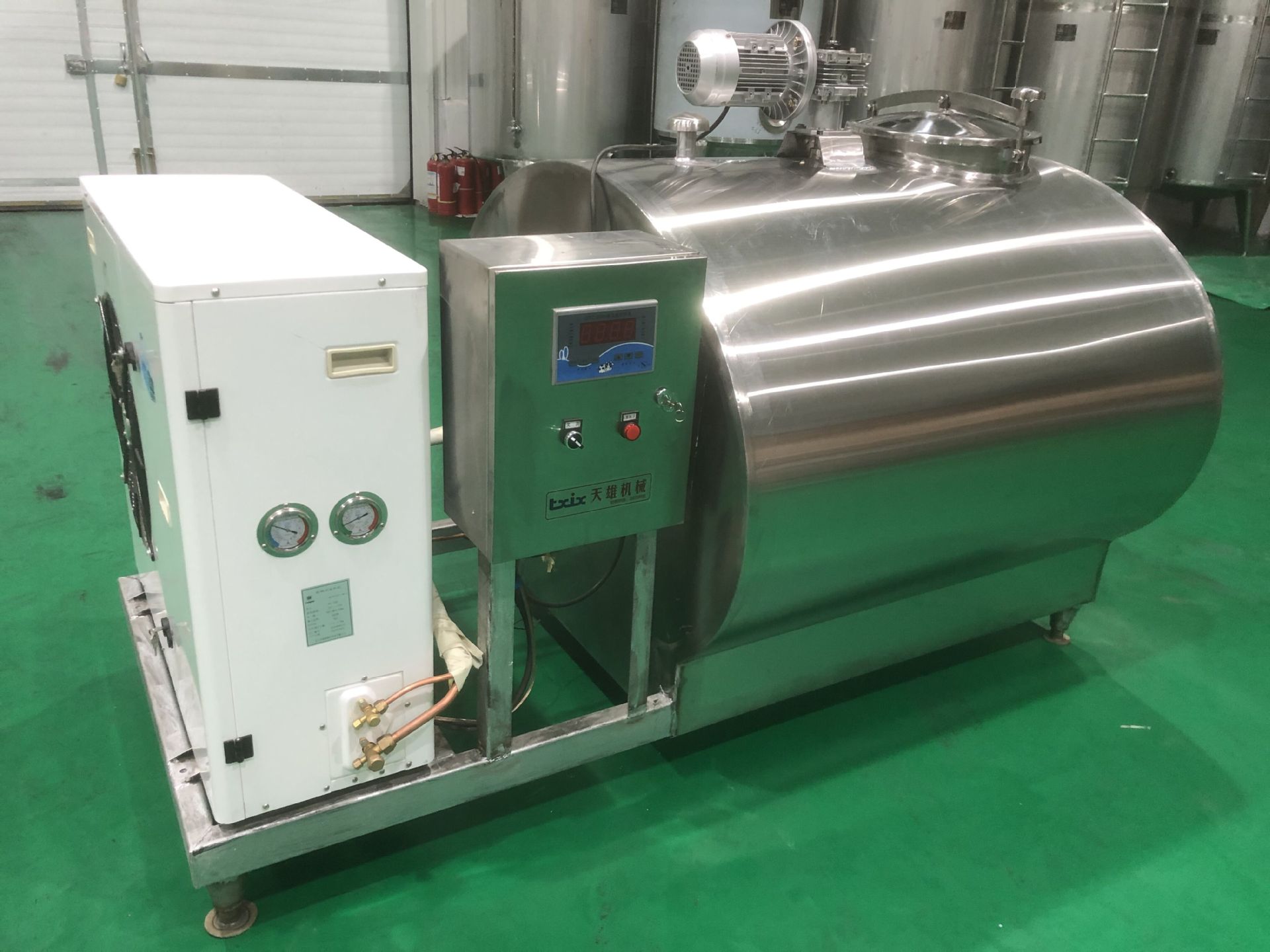 直冷式奶罐 牛奶制冷罐 牛奶冷藏罐 1000l制冷奶罐 新疆制冷奶罐