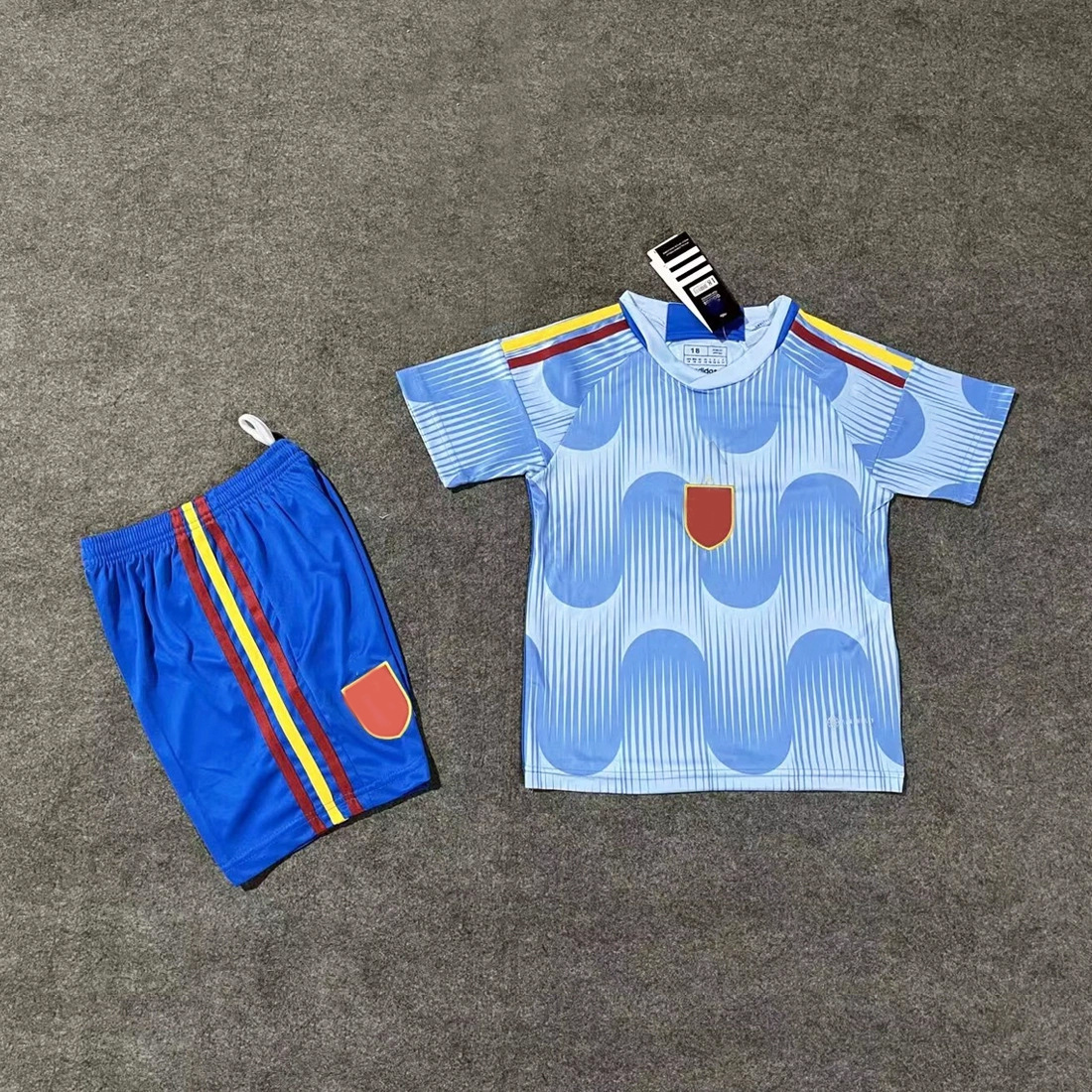 22-23 西班牙客场儿童球衣短袖足球服套装浅蓝色赛服童装一套代发