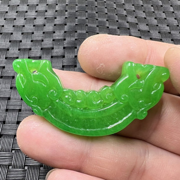 玉石挂件碧绿色双龙挂件石英岩玉双孔生肖龙吊坠菠菜绿龙头吊坠