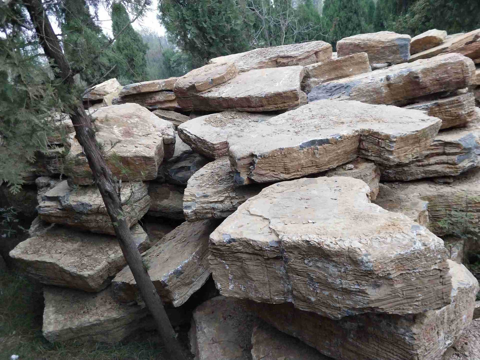 大块千层石 黄色假山鱼池千层石护坡驳岸石工程施工 运输一体化