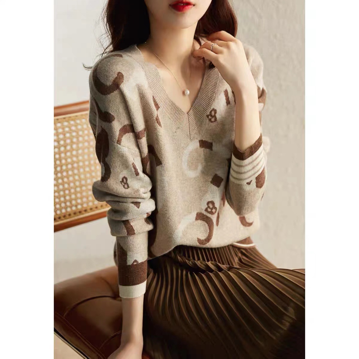 温柔知性灵巧生动猴子图案v领落肩袖羊毛针织衫女时尚百搭批发潮