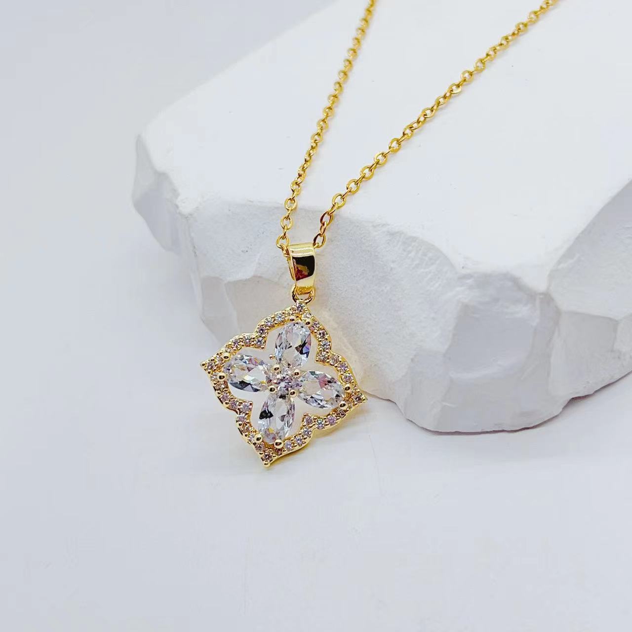 Europe and America Cross Border New Colorful Zircon Clover Light Luxury Simple Personality All-Match Light Luxury Necklace Clavicle Chain