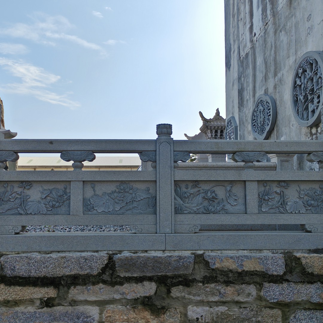 浮雕荷花天然花岗岩石栏杆河道围栏双面雕刻款