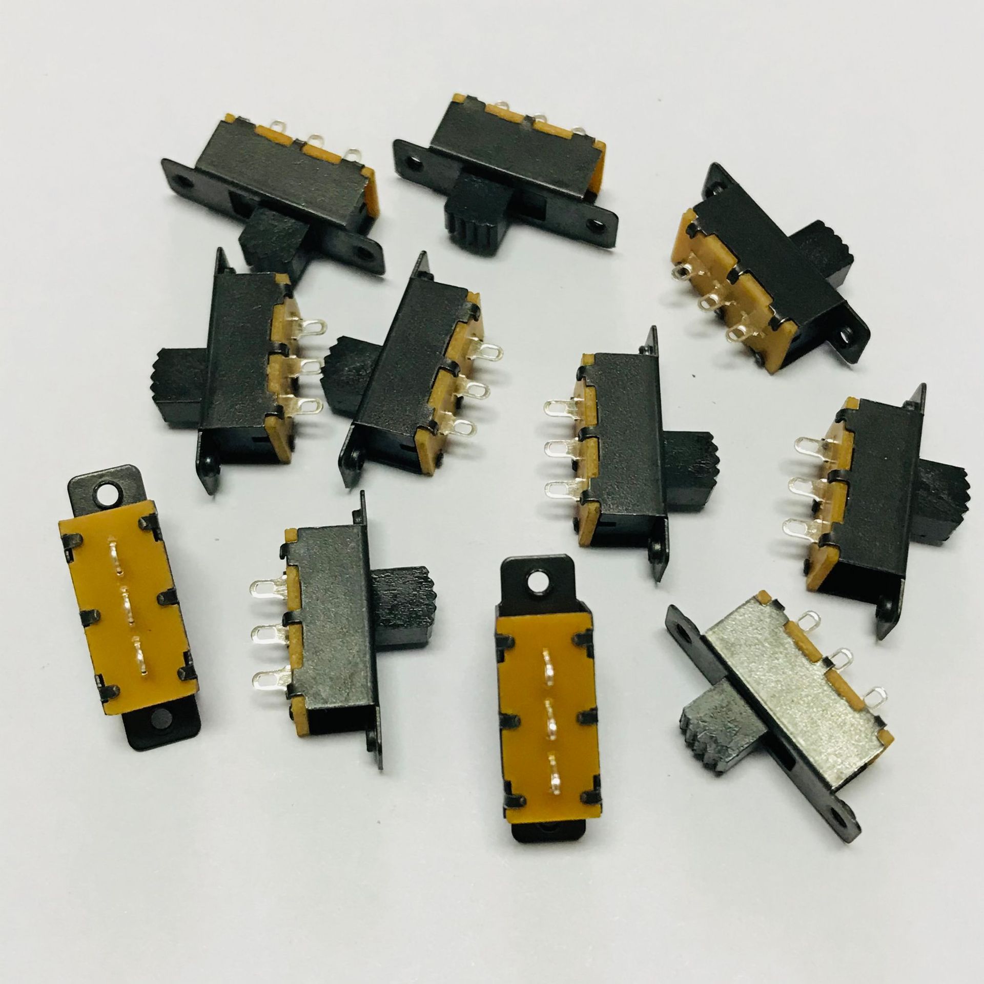 toy源头厂家批发拨动开关ss12f25立式两档电源滑动开关欢迎咨询