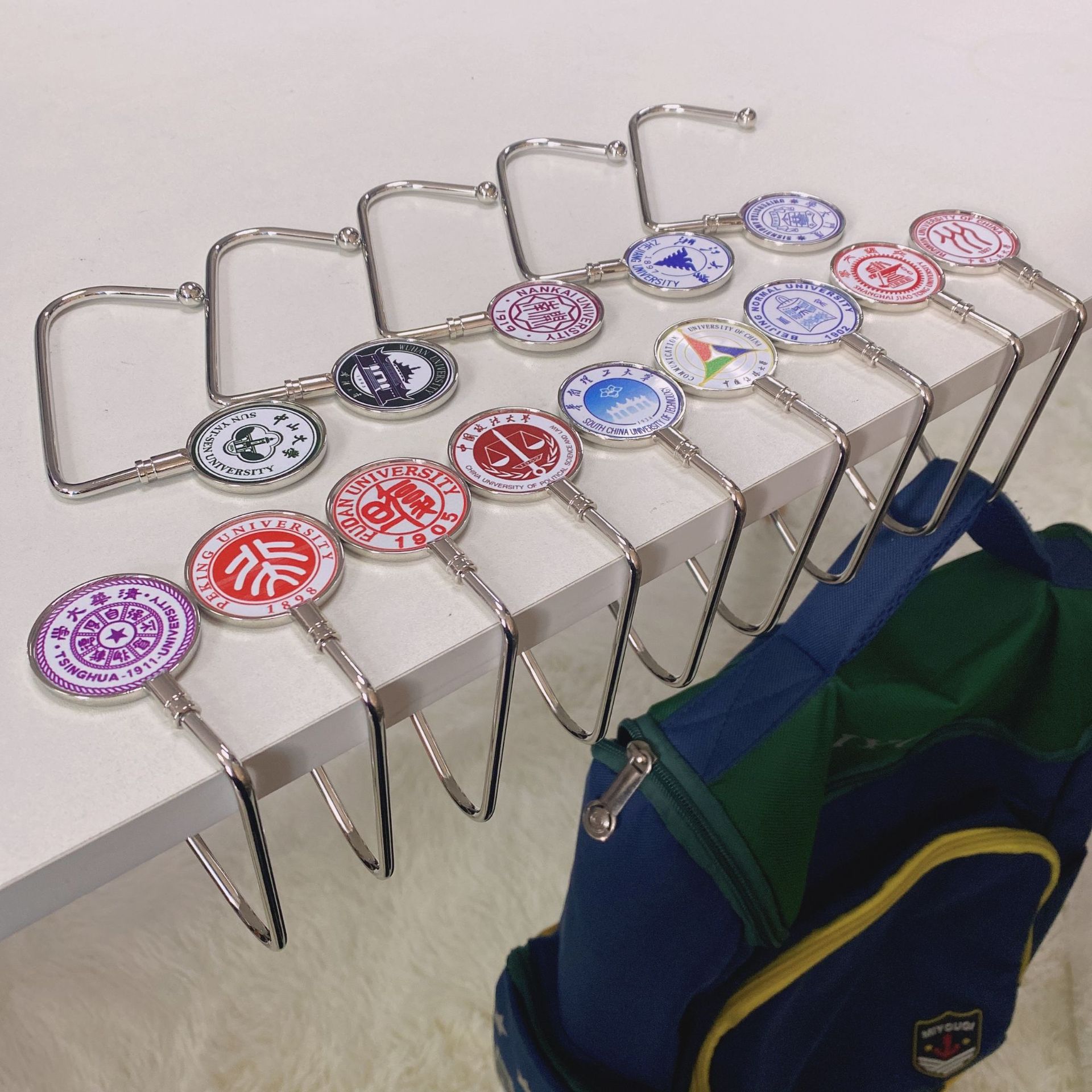 学生书包挂钩课桌边免粘免贴免安装可拆卸无痕胶条挂包钩(包邮)