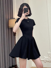茶歇法式赫本风黑色连衣裙女夏季2024新款小个子设计感甜辣短裙子