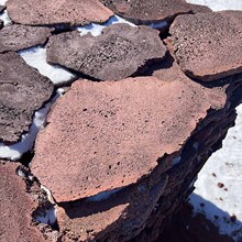 火山石碎片火山岩乱型板 园艺地面碎拼装饰用火山岩 火山石板材