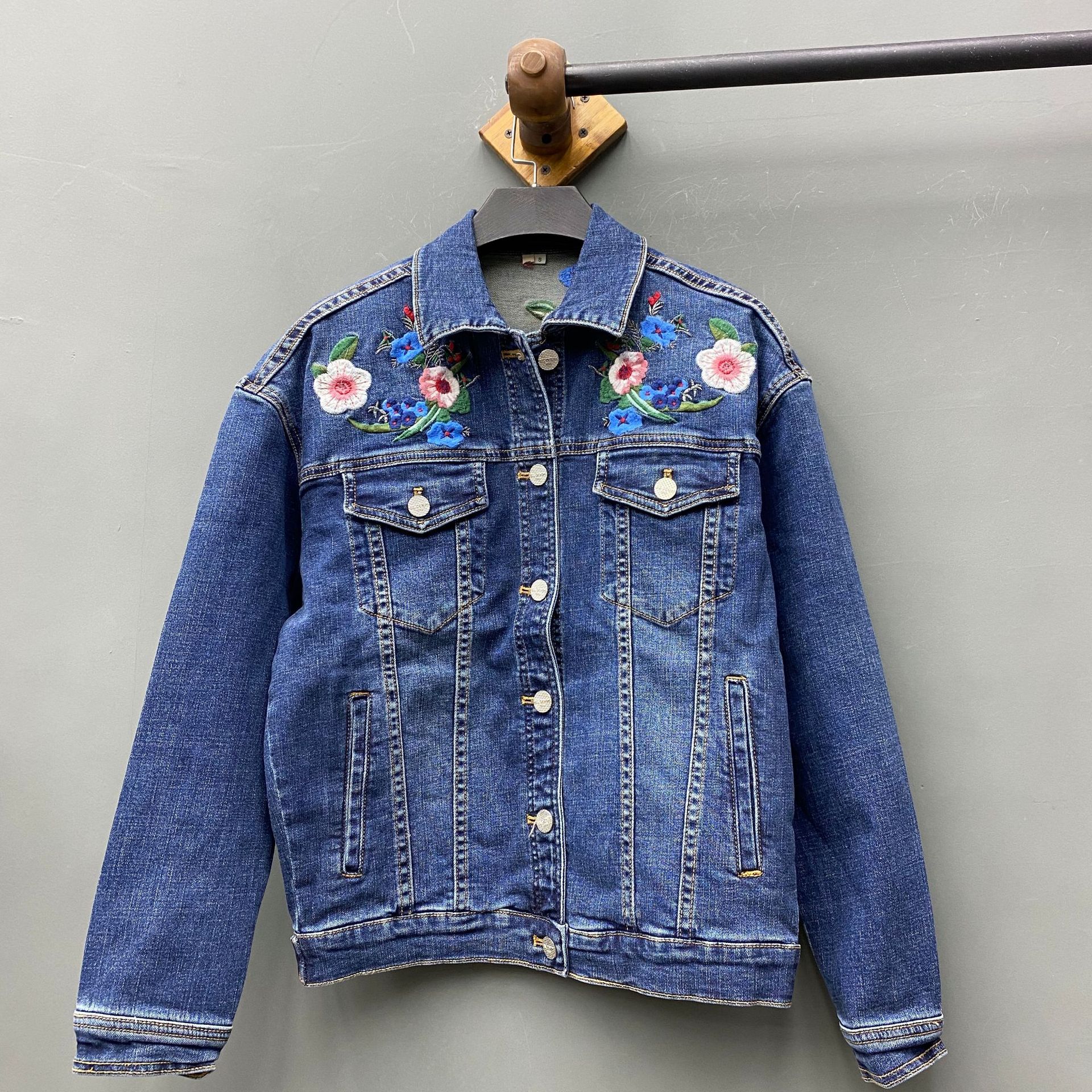 品质  小魔鱼女款玫瑰刺绣牛仔外套--玫瑰刺绣