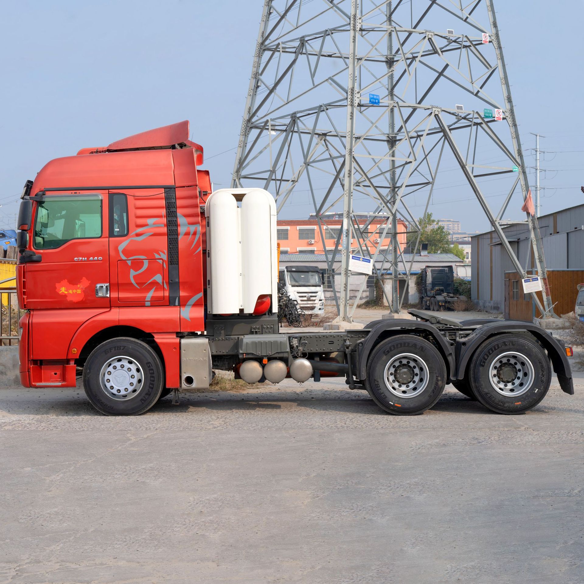 出口后八轮燃气拖拉机 豪沃汕德卡cng牵引车 集装箱天然气运输车