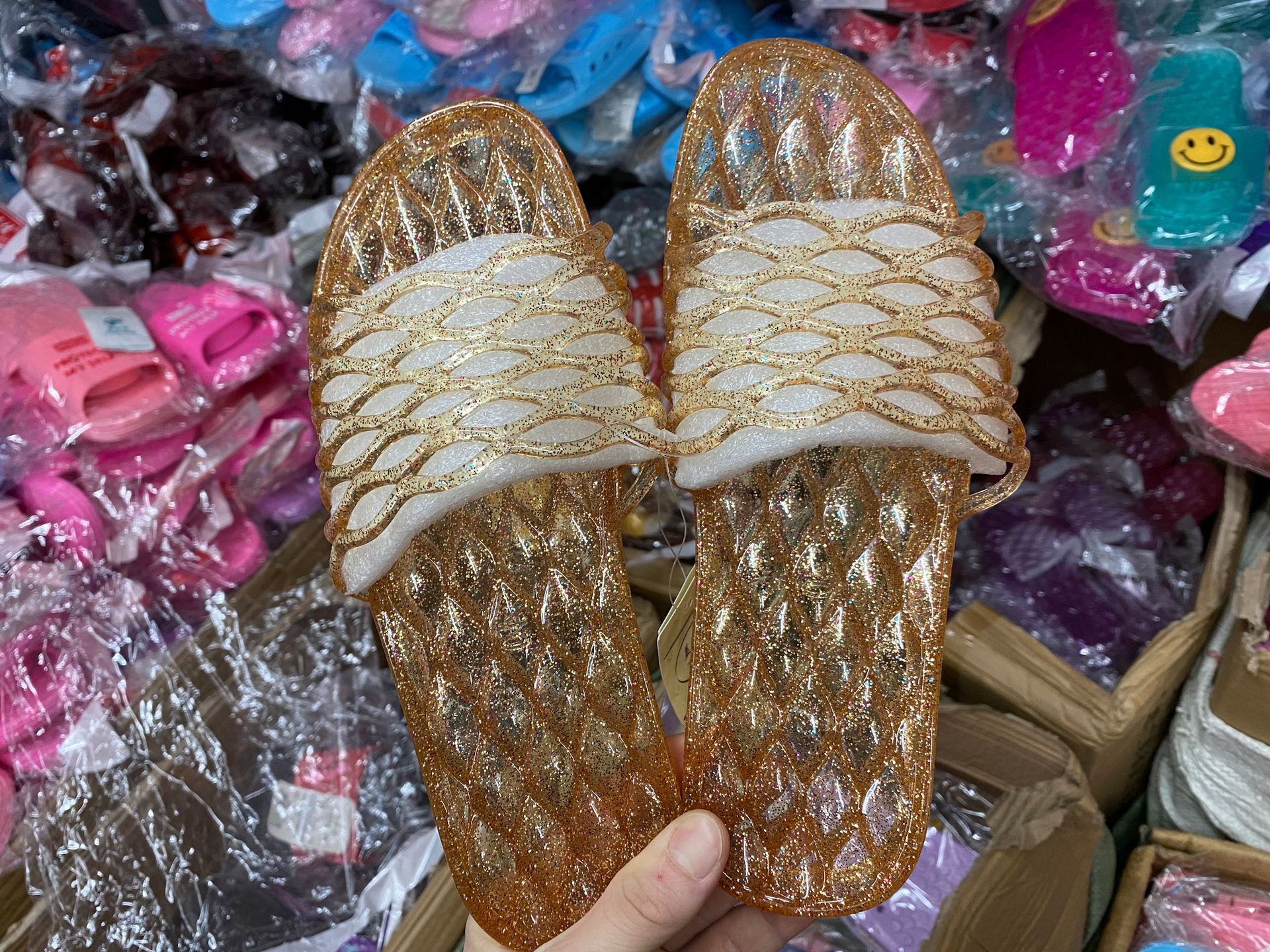 水晶闪闪发亮拖鞋平跟底金色凹凸不平广东湛江美家宜633素色女