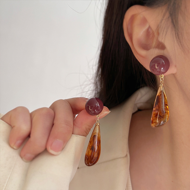 Autumn and Winter Mid-Ancient Brown Earrings 2023 New Popular Unique Earrings for Women Niche Design Advanced Vintage Earrings