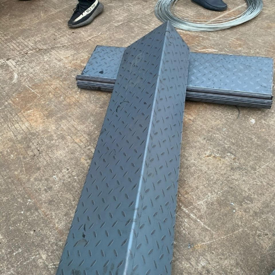 楼梯踏步板各种尺寸花纹板踏步不锈钢花纹板铁艺楼梯铁板