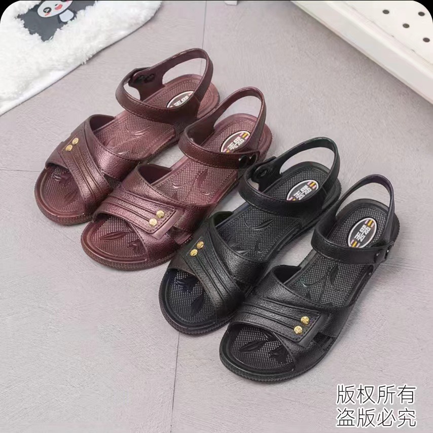 夏季新款中老年女士坡跟凉鞋防滑耐磨外穿透气厚底妈妈凉鞋批发