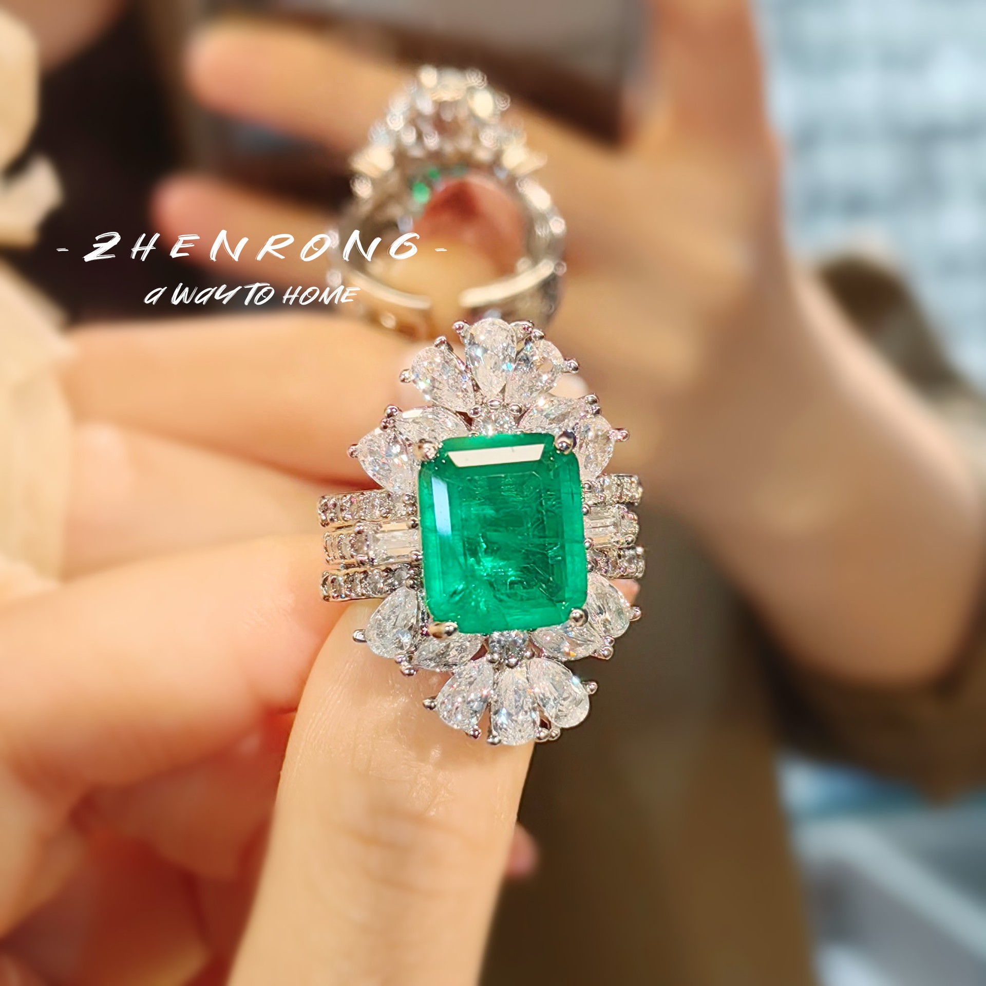 一款两戴祖母绿戒指重工奢华食指戒夸张百搭高碳钻微镶开口女戒