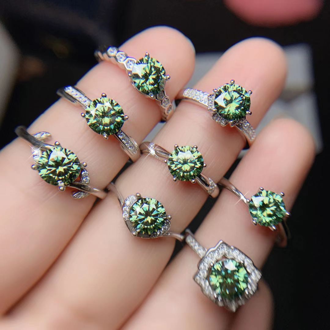 彩宝首饰绿色莫桑钻戒指925银镶嵌1克拉指环订婚钻戒女珠宝配饰