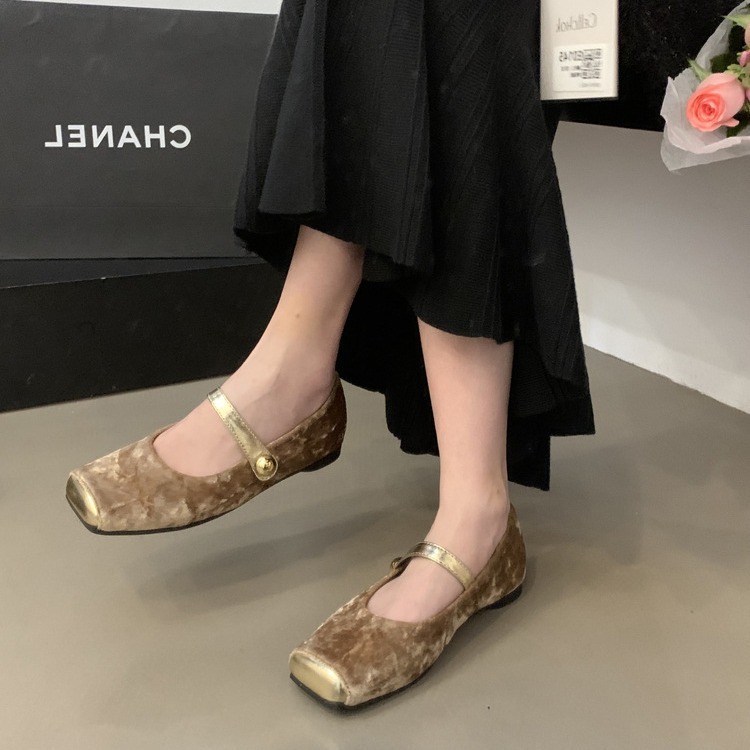 2024春秋新款绒面芭蕾鞋平底复古一字扣单鞋女方头猪鼻子玛丽珍鞋