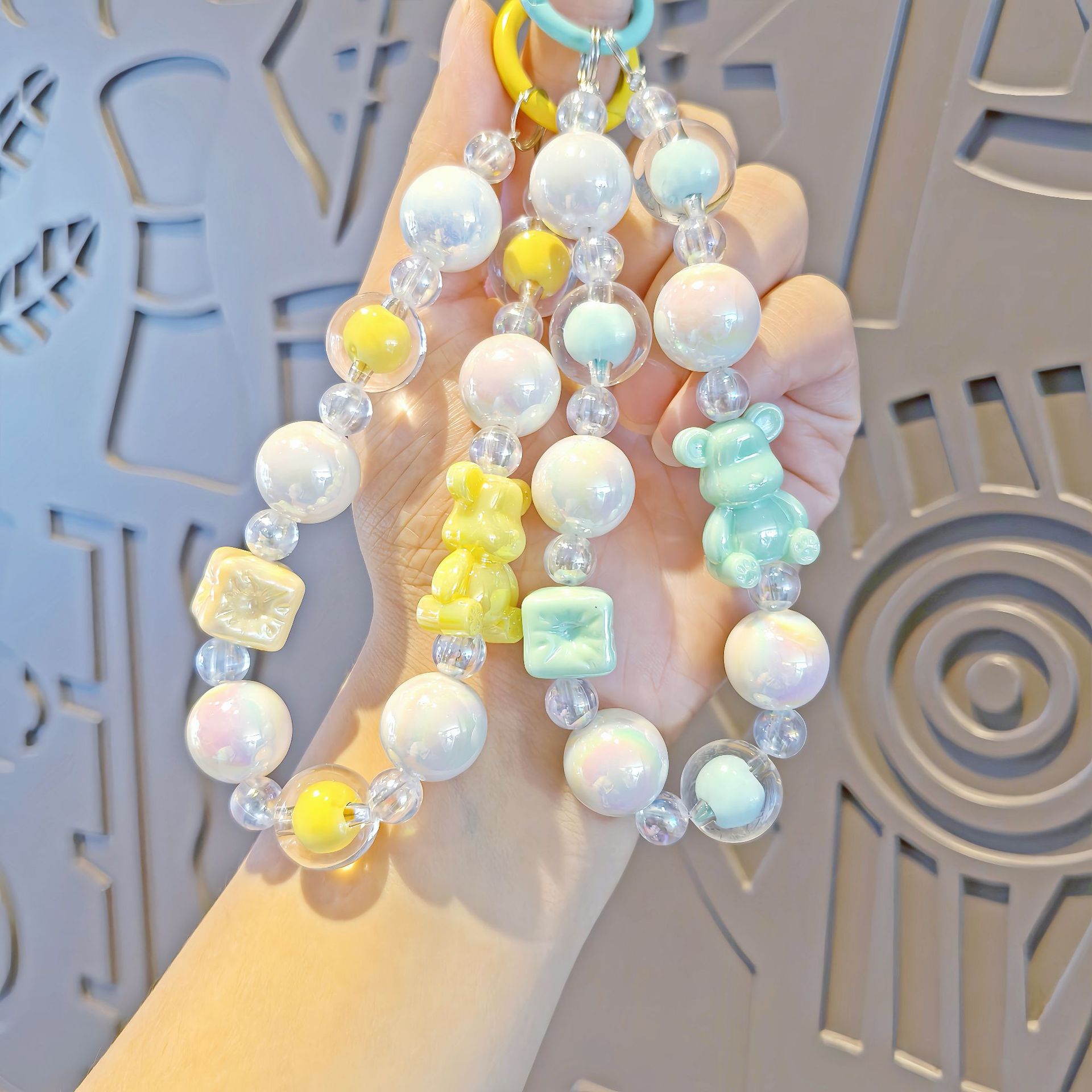 diy少女手链多巴胺手机珠链小熊挂件钥匙扣串珠手作ins炫彩包挂饰